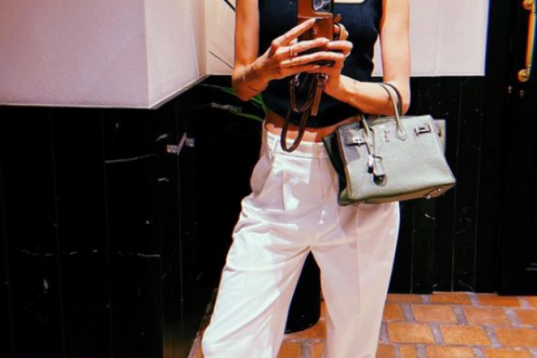 Manekenka se slika u ogledalu