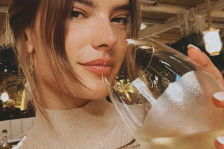 Manekenka nazdravlja čašom vina