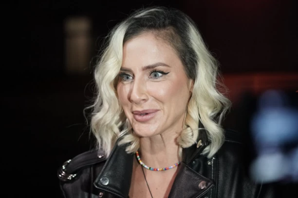 PODIGLA MAJICU, PA POKAZALA GRUDI! Milica Dabović bez cenzure, muškarci u transu zbog novog sadržaja! (FOTO)