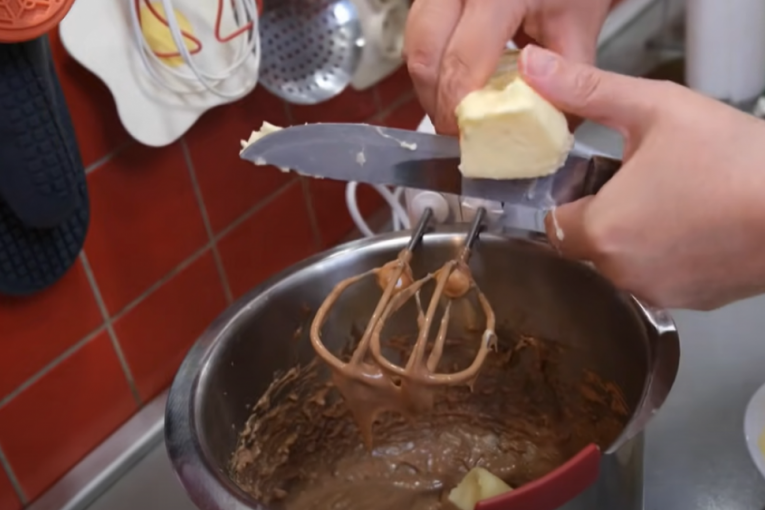 Dodavanje maslaca u crni fil