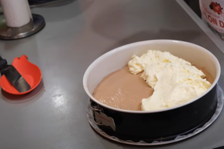 Sipanje drugog fila preko crnog 