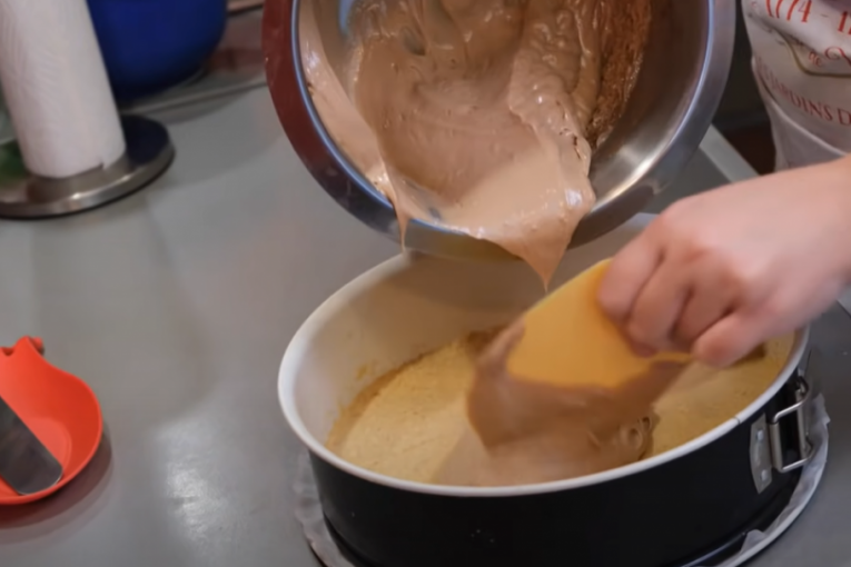 Sipanje prvog fila preko keks korice