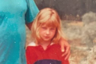 PREPOZNAJETE LI POBEDNICU RIJALITIJA? Danas je VATRENA BRINETA, a pogledajte kako je pevačica izgledala kao MALA! (GALERIJA)