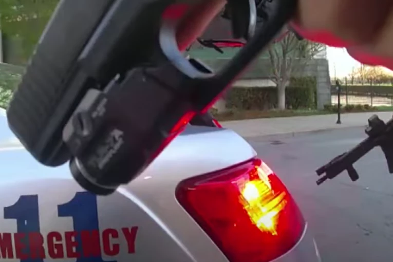 BANKAR KUPIO PUŠKU, PA UBIO PETORO KOLEGA! Upucan i policajac u glavu, napadač sve prenosio UŽIVO! (VIDEO)