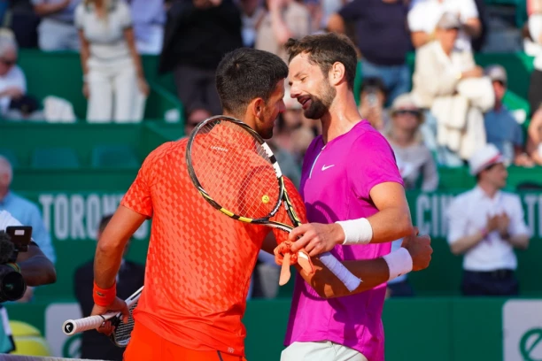 BAHAĆENJE UZ PICU, KUPKU I ŠAMPANJAC: Isplivao snimak posle Novakovog meča u Monte Karlu, društvene mreže se USIJALE! (VIDEO)