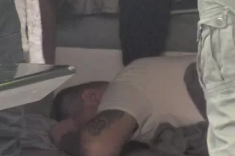 Janjuš pao sa kreveta