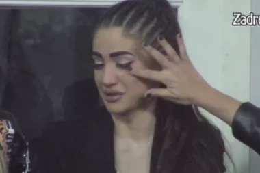 SUDNJI DAN ZA LJUBAVNICU! Produkcija "Zadruge" odlučila: Evo kad Anđela saznaje da li su je se roditelji ODREKLI!