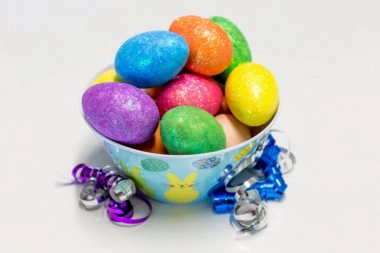 KAKO DA NAPRAVITE ŠLJOKIČAVA JAJA: Farbanje šećerom spasiće vas haosa u kuhinji!