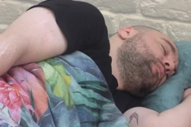 ZABILA ZVEZDANU NOŽ U LEĐA! Htela je da mu bude MAĆEHA, sad ga najstrašnije OSUĐUJE zbog udarca na slabije! (VIDEO)