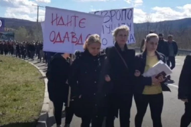 EVROPO, PUCAJU NA NAS! Srbi s Kosova krenuli u protestnu šetnju! NA ČELU KOLONE ŽENA UPUCANOG MILANA JOVANOVIĆA! (VIDEO)