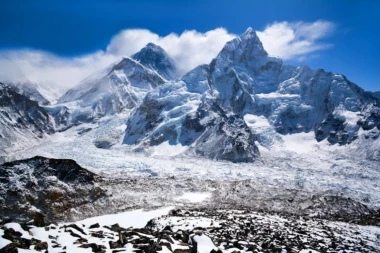 TEŠKA NESREĆA NA MONT EVERESTU: Lavina pogodila najpopularniju rutu do vrha Himalaja, traga se za vodičima
