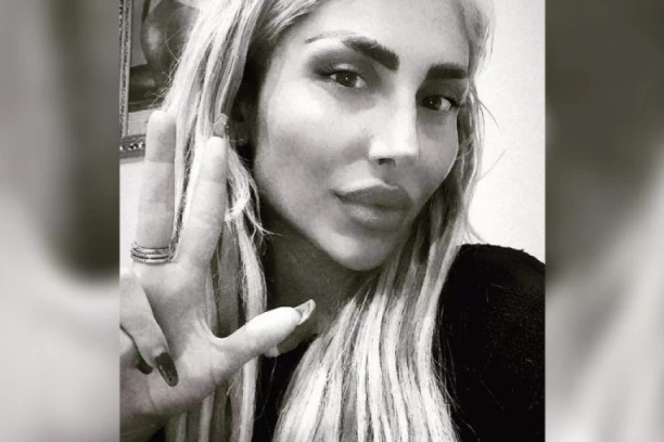 "DEJAN JE UNOVČIO RITUAL, NEK IDE NA LEČENJE" Irma pozirala sa TRI PRSTA, digla se drama na društvenim mrežama!