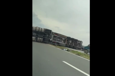 UDES KOD SREMSKE MITROVICE! Kamion se prevrnuo na auto-putu, blokirao i suprotnu traku! (VIDEO)