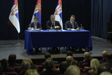 NAPADNU LI NAŠ NAROD, KOD MENE NEĆE BITI - SKLONI SE I POVUCI SE! Jasna poruka predsednika Vučića: Ja im nisam ni Milošević ni Tadić ni Koštunica!