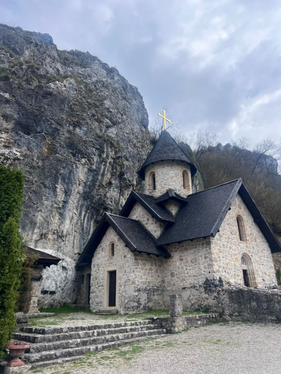 OVDE SLEPI PROGLEDAJU A NEPOKRETNI STANU NA NOGE Srpski Ostrog ini ovde-slepi-progledaju-a-nepokretni-stanu-na-noge-srpski-ostrog-ini