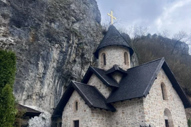 OVDE SLEPI PROGLEDAJU, A NEPOKRETNI STANU NA NOGE: Srpski Ostrog čini čuda - 50 parova posle molitve dobilo decu