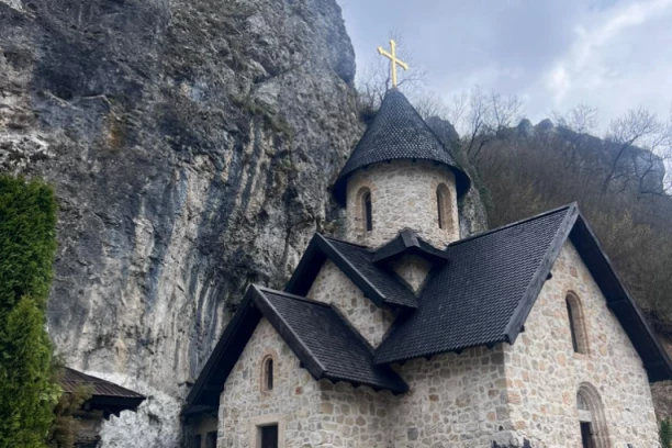 OVDE SLEPI PROGLEDAJU, A NEPOKRETNI STANU NA NOGE: Srpski Ostrog čini čuda - 50 parova posle molitve dobilo decu