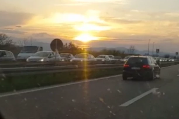 SAOBRAĆAJNI KOLAPS KOD JAGODINE! Kilometarska kolona na auto-putu, a evo i zbog čega! VOZAČI, NAORUŽAJTE SE STRPLJENJEM! (VIDEO)