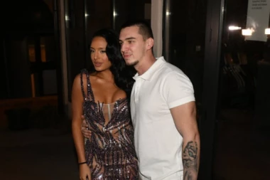 SVI GLEDAJU U JEDNO! Nina Đogani ispozirala sa majkom i sestrama, a onda se pojavio NJEN DEČKO! (FOTO)