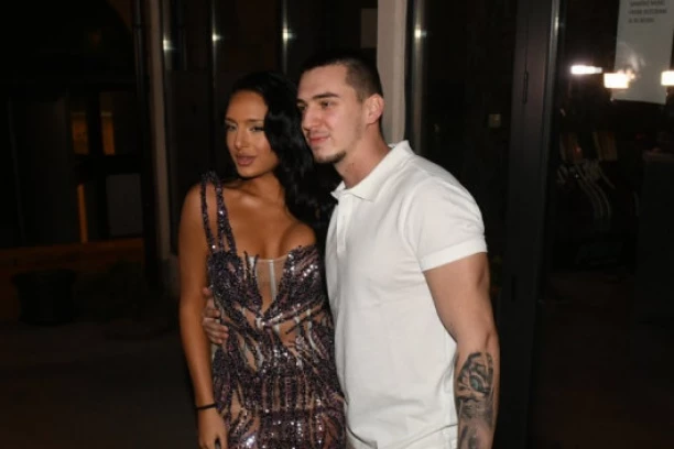 SVI GLEDAJU U JEDNO! Nina Đogani ispozirala sa majkom i sestrama, a onda se pojavio NJEN DEČKO! (FOTO)