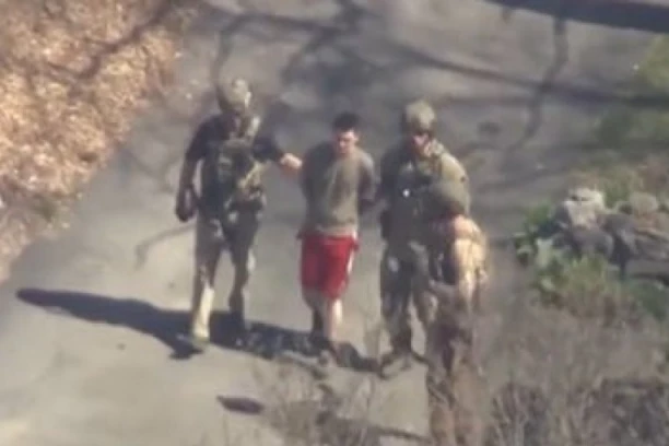 ISPLIVAO SNIMAK HAPŠENJA MLADIĆA KOJI JE OTKRIO TAJNE PODATKE: FBI u akciji (VIDEO)