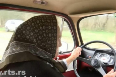 PRVI PUT JE SELA ZA VOLAN NA PRAGU 9. DECENIJE: Baka Vinka uči da vozi, neverovatan snimak (VIDEO)