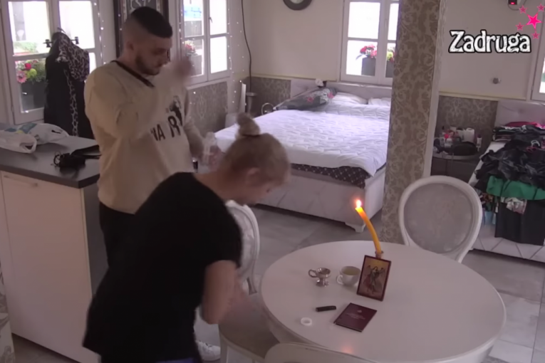 Miljana Kulić i Lazar Čolić Zola zapalili sveću i čitaju molitve protiv duhova i demona Zadruga 6