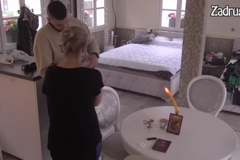 Miljana Kulić i Lazar Čolić Zola zapalili sveću i čitaju molitve protiv duhova i demona Zadruga 6