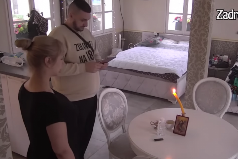 Miljana Kulić i Lazar Čolić Zola zapalili sveću i čitaju molitve protiv duhova i demona Zadruga 6