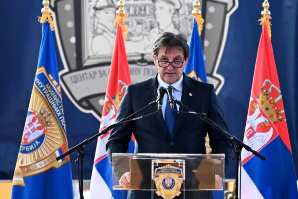 MINISTAR GAŠIĆ ČESTITAO NOVU GODINU GRAĐANIMA SRBIJE: Srpska policija je spremna, opremljena i odlučna da svim građanima obezbedi mir i sigurnost!
