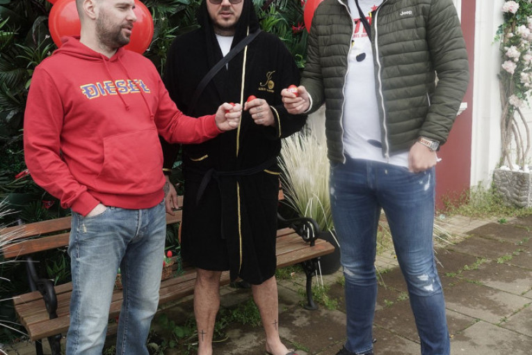 Zavodnici Zadruge u okršaju jajima