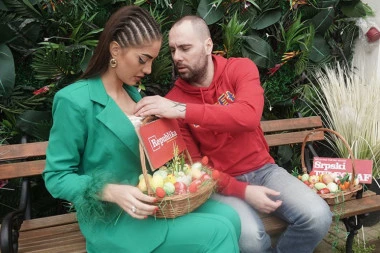 PORODICA ANĐELE ĐURIČIĆ ĆE NA OVE FOTOGRAFIJE MORATI DA ZAŽMURI: Zvezdan joj napunio prazan grudnjak Uskršnjim jajima, pa krenuo u akciju!