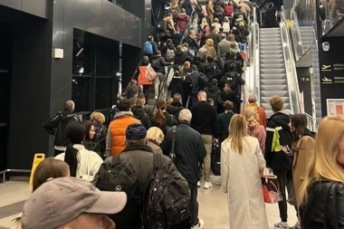 PRAZNIČNA "LUDNICA"- NAROD POHRLIO DA OTPUTUJE: Gužve na aerodromima i graničnim prelazima (VIDEO)