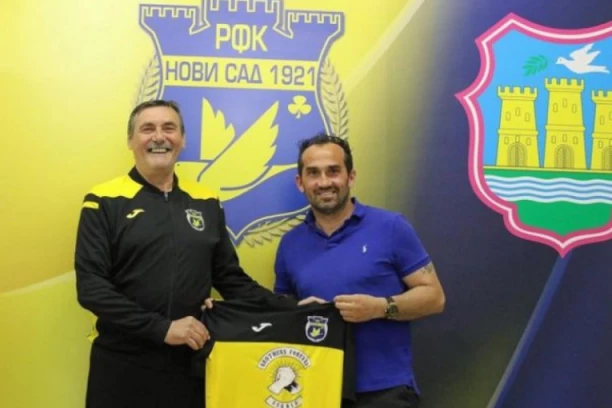 LEGENDARNI GRČKI FUDBALER STIGAO U NOVI SAD: Nastupao je u Nemačkoj, Engleskoj i Španiji, a iz ruku Slobodana Jovanovića dobio dres kluba iz "srpske Atine"! (FOTO GALERIJA)