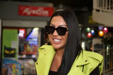 MAJKA TIJANE AJFON U JAVNOSTI: Ćerka joj starleta, a ona se bavi prosvetnim poslom, evo kako izgleda!