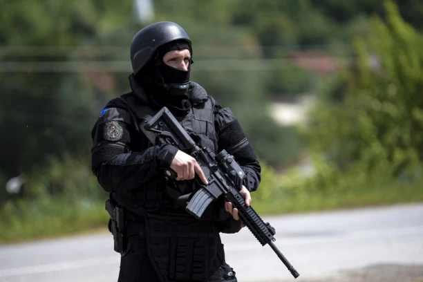 PRIVEDEN JOŠ JEDAN SRBIN NA KiM: Kurtijeva policija ga hapsila pred maloletnom decom koja su bila sa njim