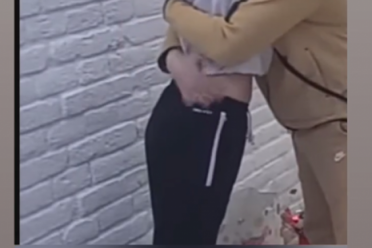 Zvezdan zavlači ruku u trenerku Ane S.