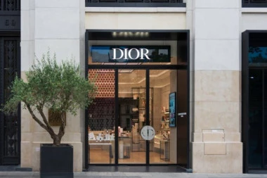 DIOR U SREDIŠTU SKANDALA: Model na reklami pokazivao "kose oči"! Mreže bruje - Ovo nije prvi RASISTIČKI ISPAD! (FOTO)