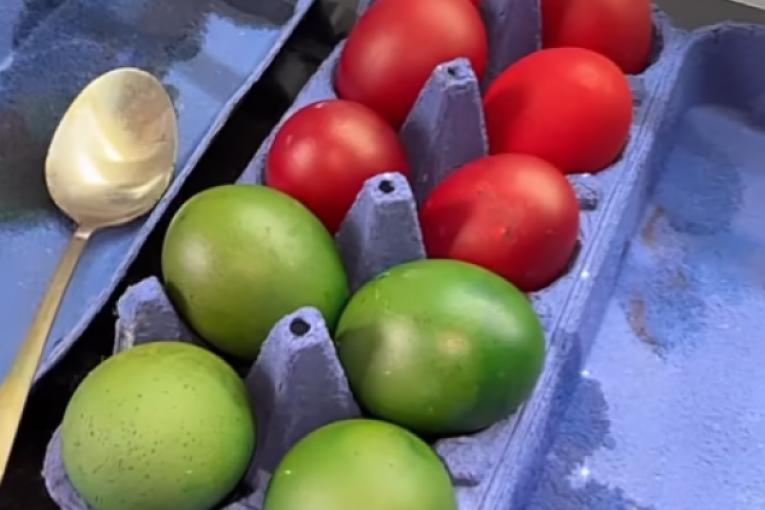 Aleksandra Subotić jednobojno ofarbala jaja