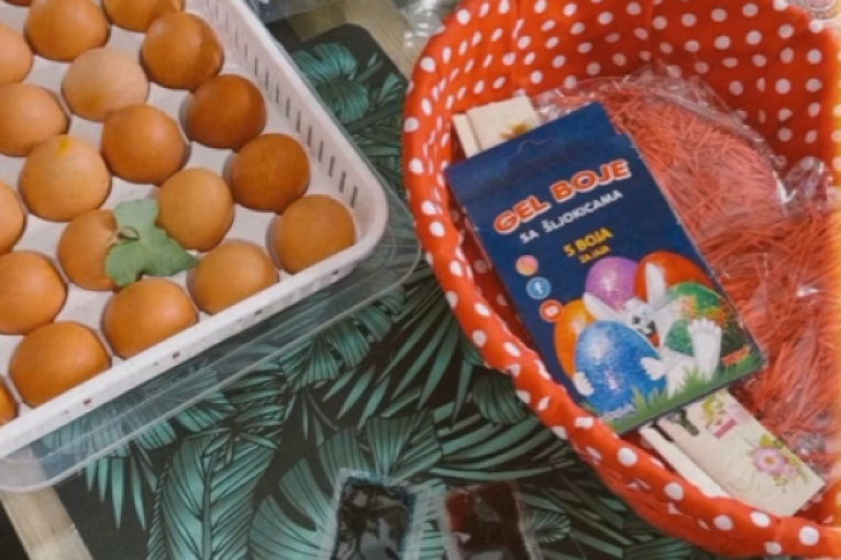 Luna Đogani pred farbanje jaja