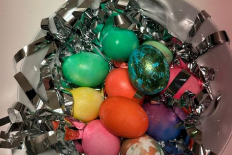 Marija Karan ofarbala jaja u jarke boje