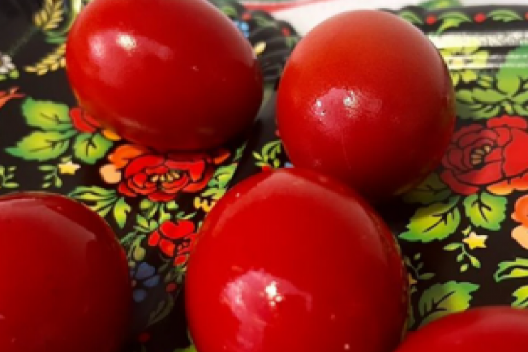 Kija Kockar jaja ofarbala u crveno