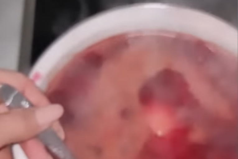 Aleksandra Mladenović farba jaja