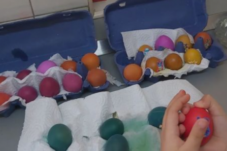 Nikola Grujić Gruja farba jaja sa ćerkom