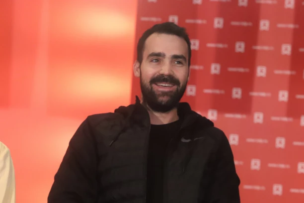 ZA NJIH NEMA ZIME: Baća s trudnom surpugom na snegu, OVO MORATE DA VIDITE!