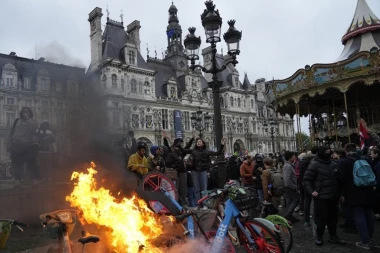 PARIZ OPET GORI: Građani nezadovoljni odlukom "Saveta mudraca", policija svuda po gradu