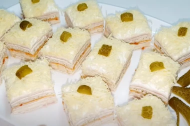 BRZA SLANA TORTA OD SASTOJAKA KOJE VEĆ IMATE KOD KUĆE: Ne peče se i gotova je za 15 minuta, a svi je vole!