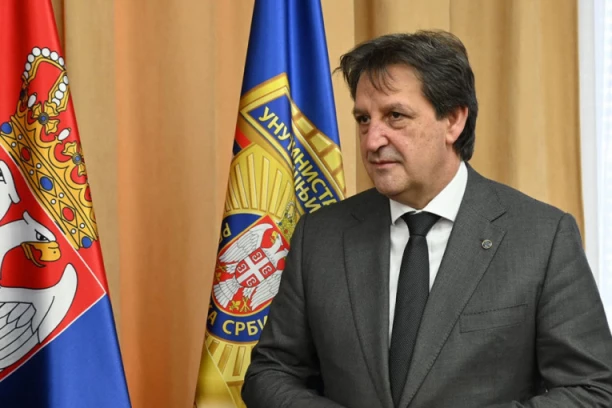 "ON JE ČOVEK OD REČI I ŠTA OBEĆA- ISPUNI!" Ministar Gašić platio stan za godinu dana Danici i njenoj deci kojima je sve uništeno u požaru! (FOTO)