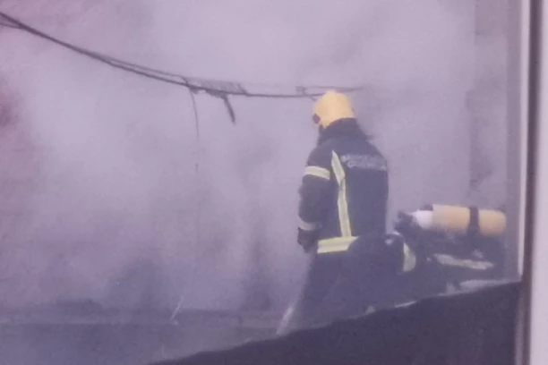 HOROR KOD PARAĆINA! MUŠKARAC IZGOREO U POŽARU Vatrena stihija gutala kontejnere za smeštaj radnika!