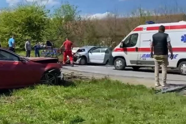 DETALJI STRAVIČNE NESREĆE U SURČINU: Pijan prešao mercedesom u suprotnu traku i direktno se zakucao u polo - devojka teško povređena (VIDEO)